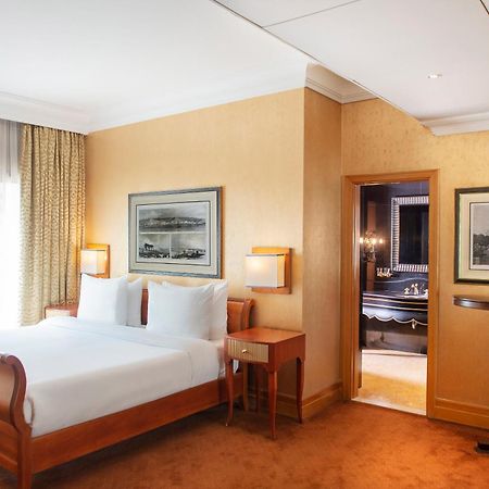 מלון Radisson Blu Martinez ביירות מראה חיצוני תמונה A bedroom at the hotel