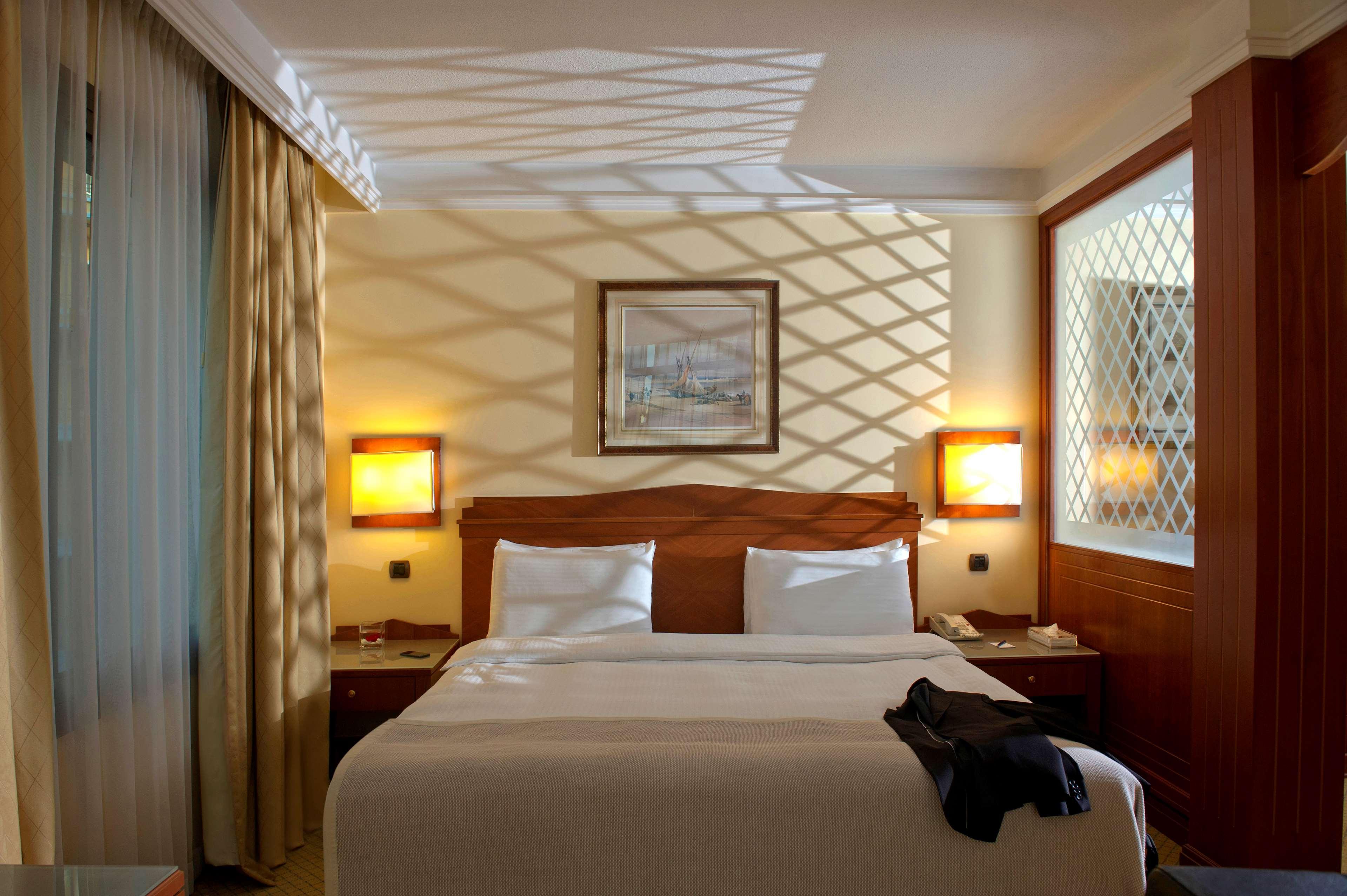 מלון Radisson Blu Martinez ביירות מראה חיצוני תמונה A room at the hotel