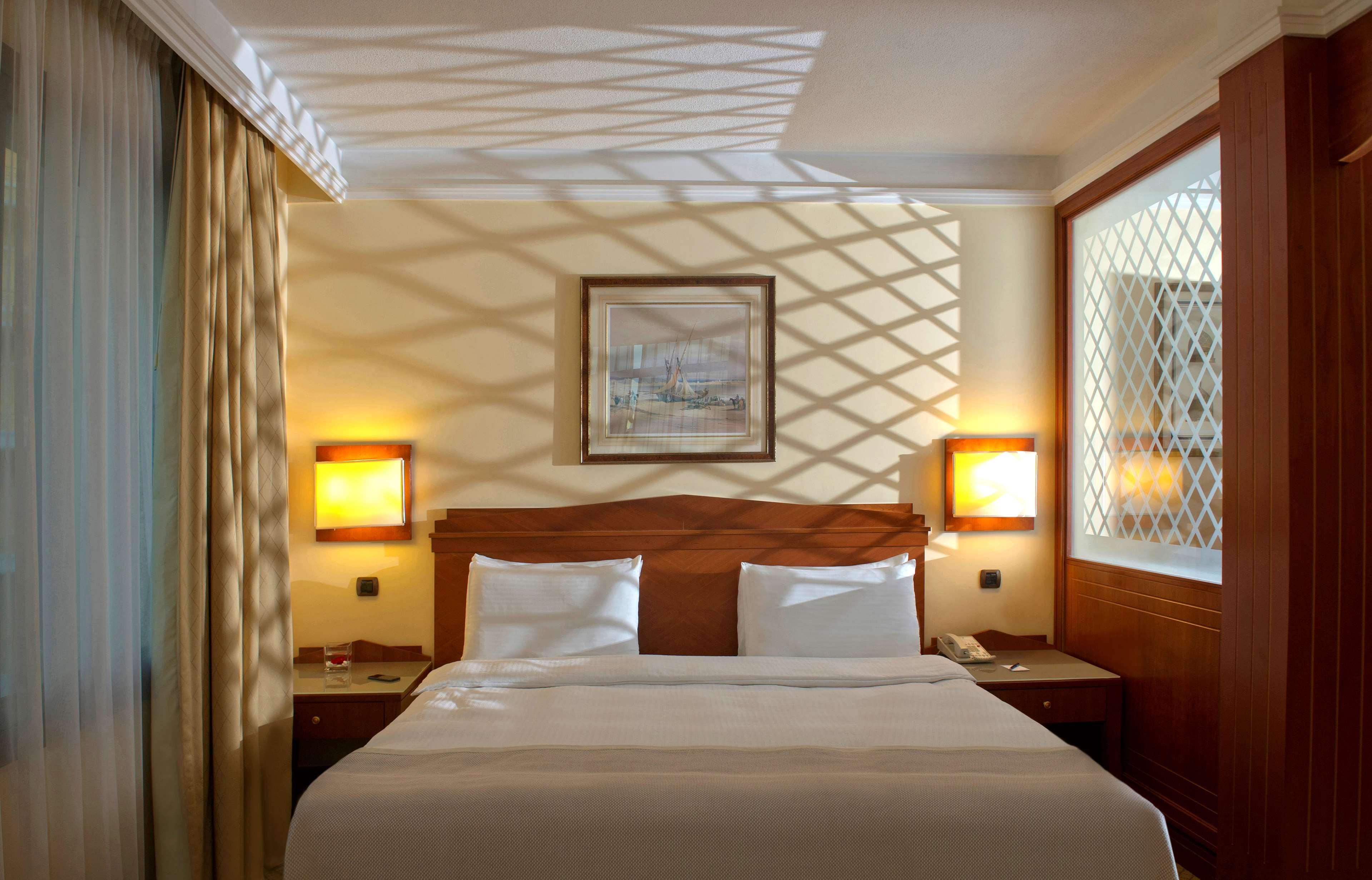 מלון Radisson Blu Martinez ביירות מראה חיצוני תמונה A room at the hotel