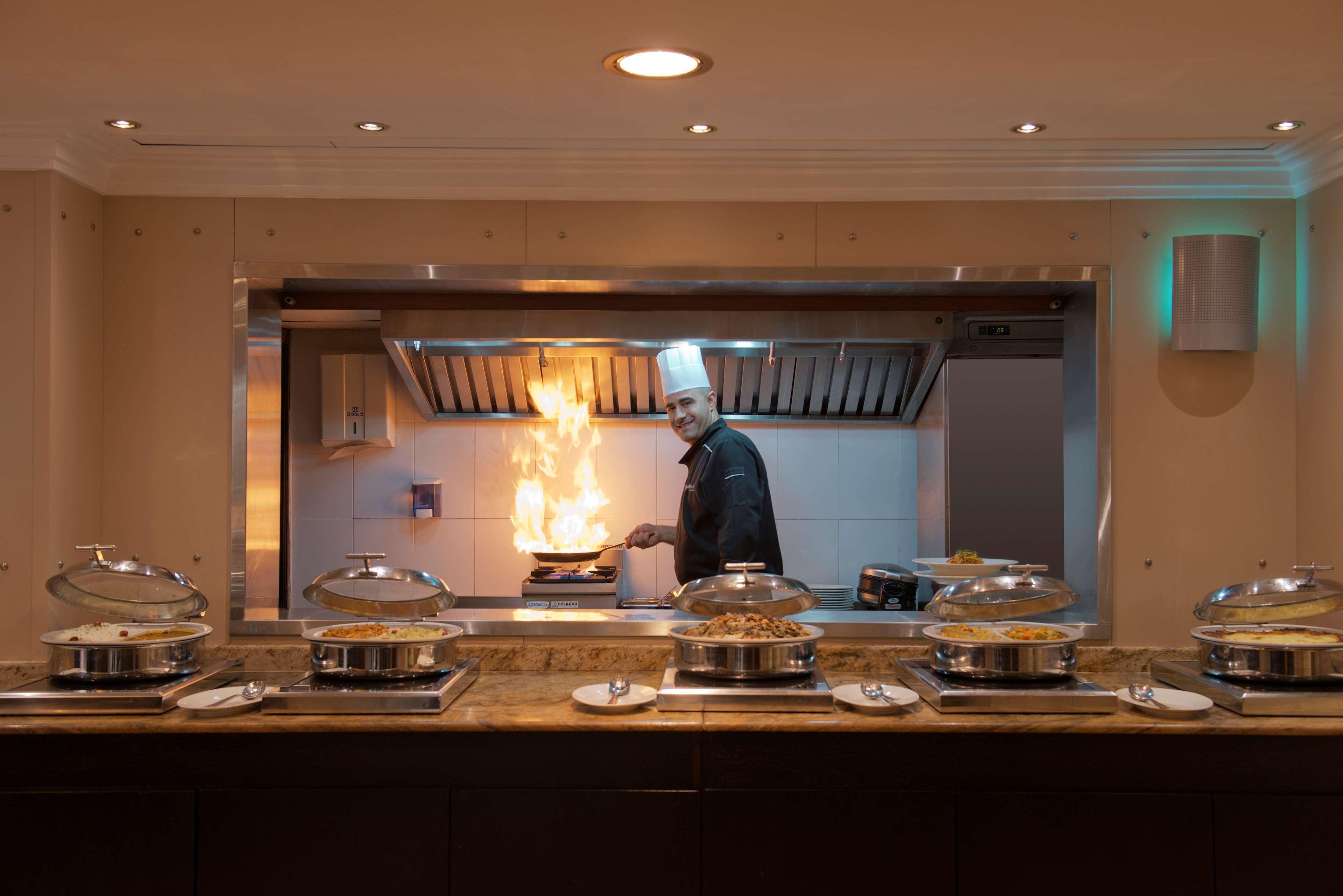 מלון Radisson Blu Martinez ביירות מראה חיצוני תמונה A live kitchen at a hotel