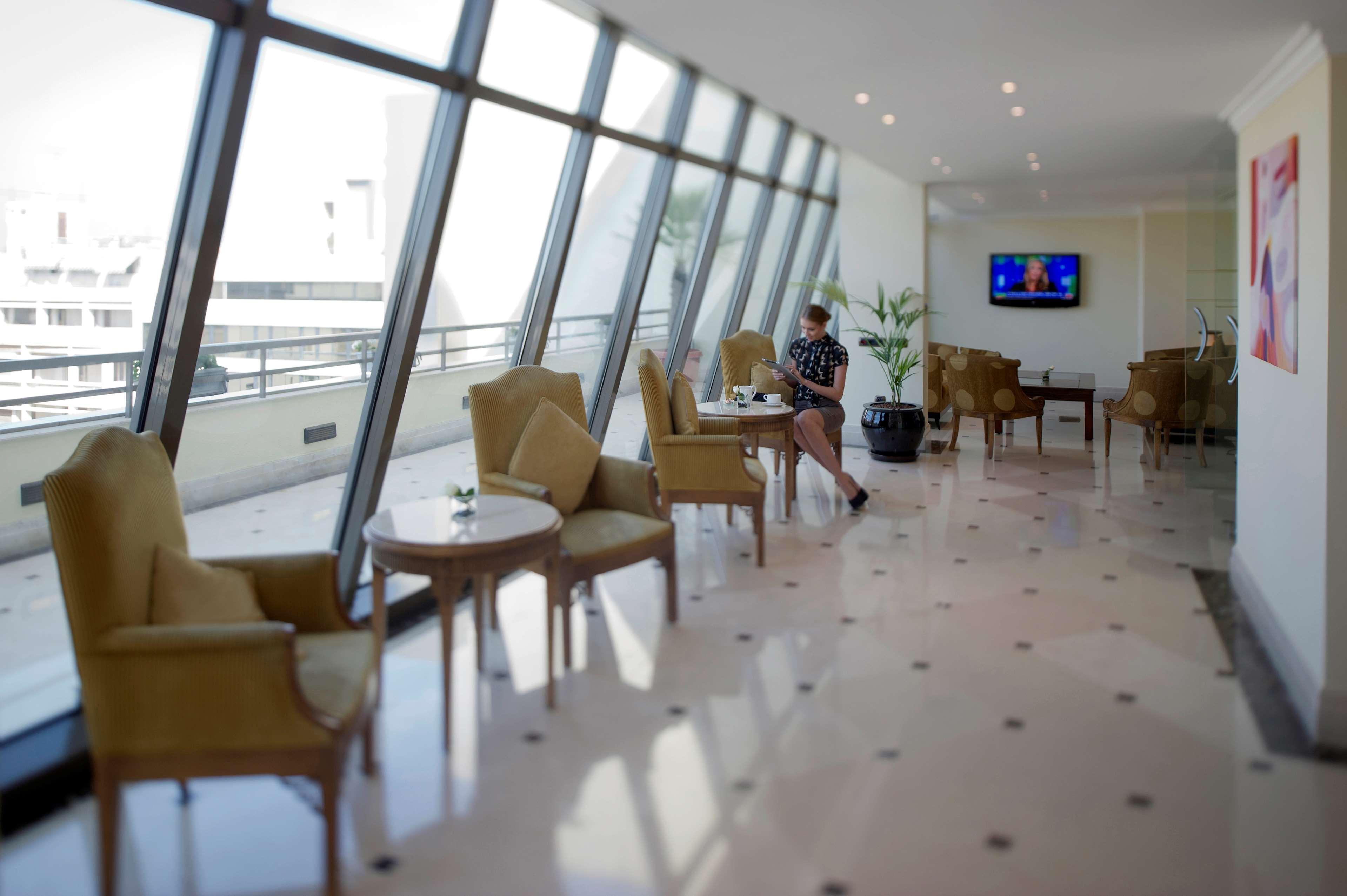 מלון Radisson Blu Martinez ביירות מראה חיצוני תמונה The lounge at Kilimanjaro International Airport