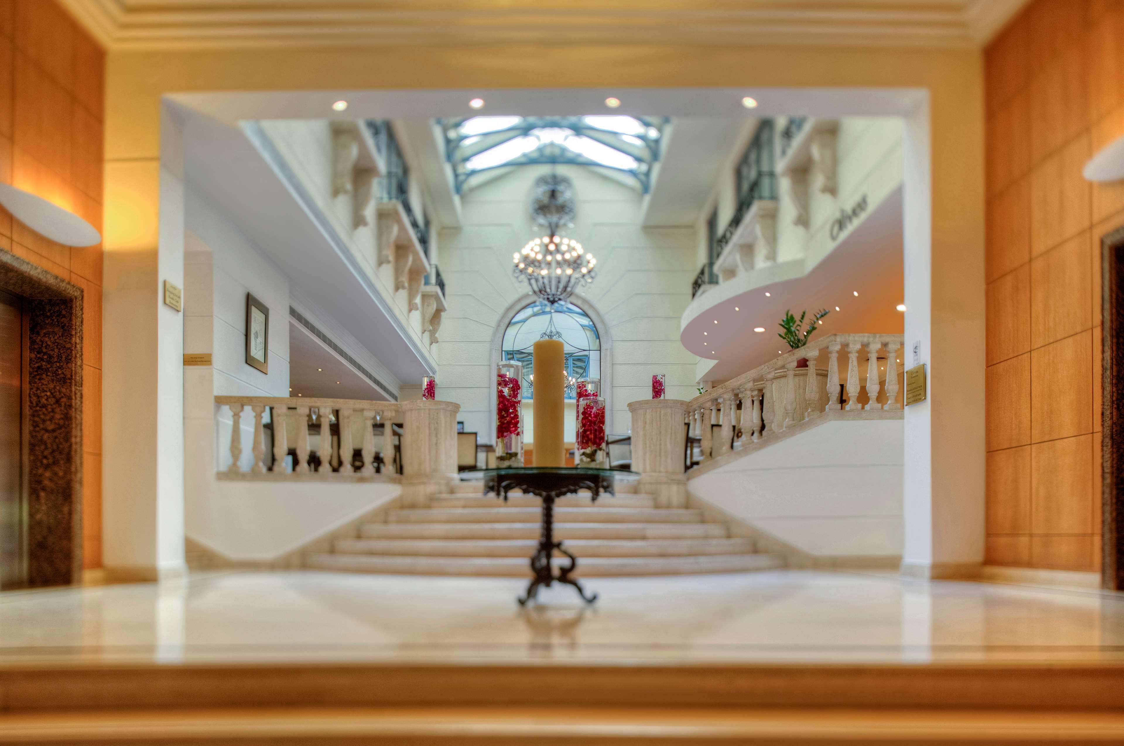 מלון Radisson Blu Martinez ביירות מראה חיצוני תמונה The lobby of the hotel