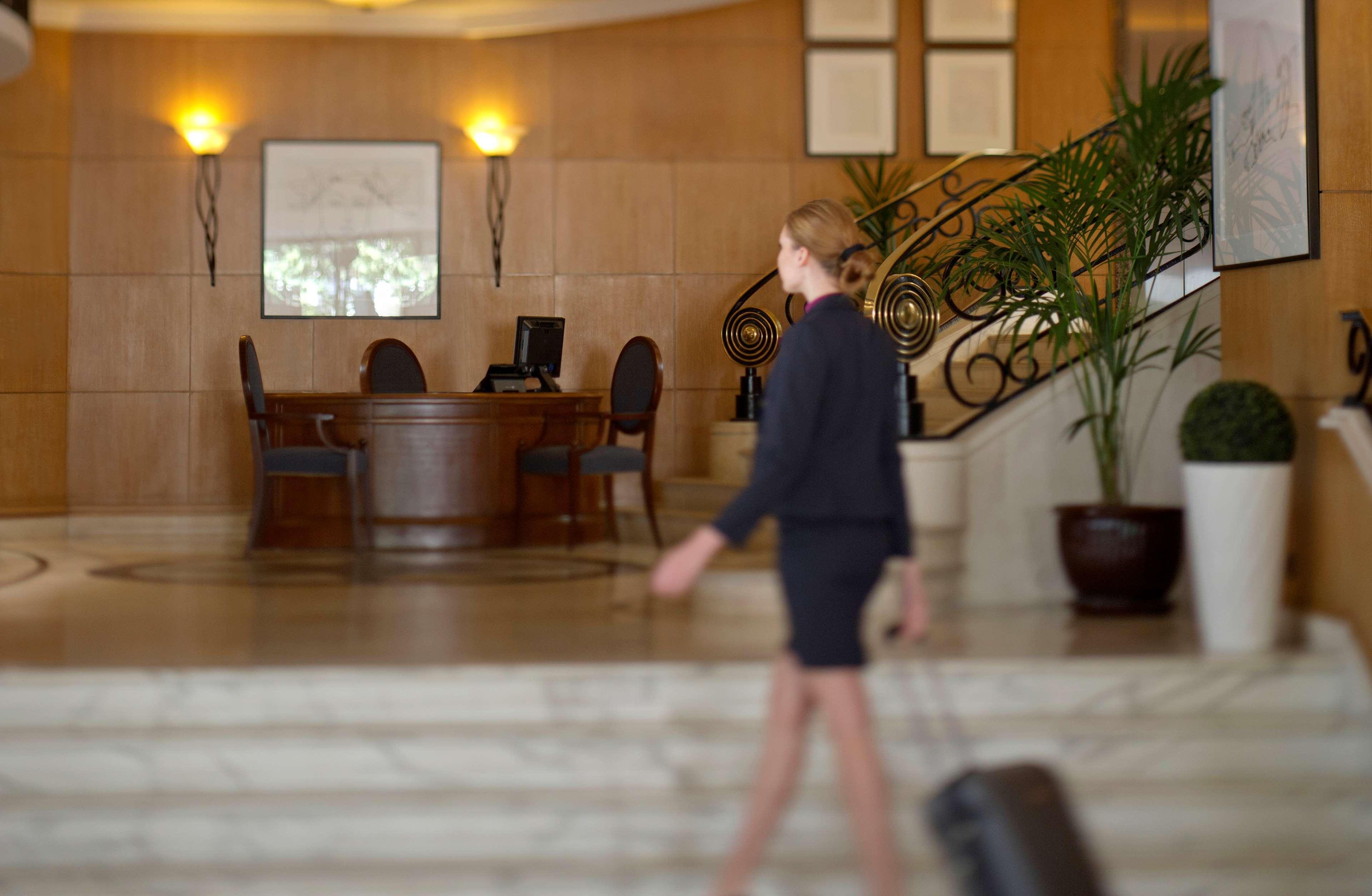מלון Radisson Blu Martinez ביירות מראה חיצוני תמונה Concierge at a hotel