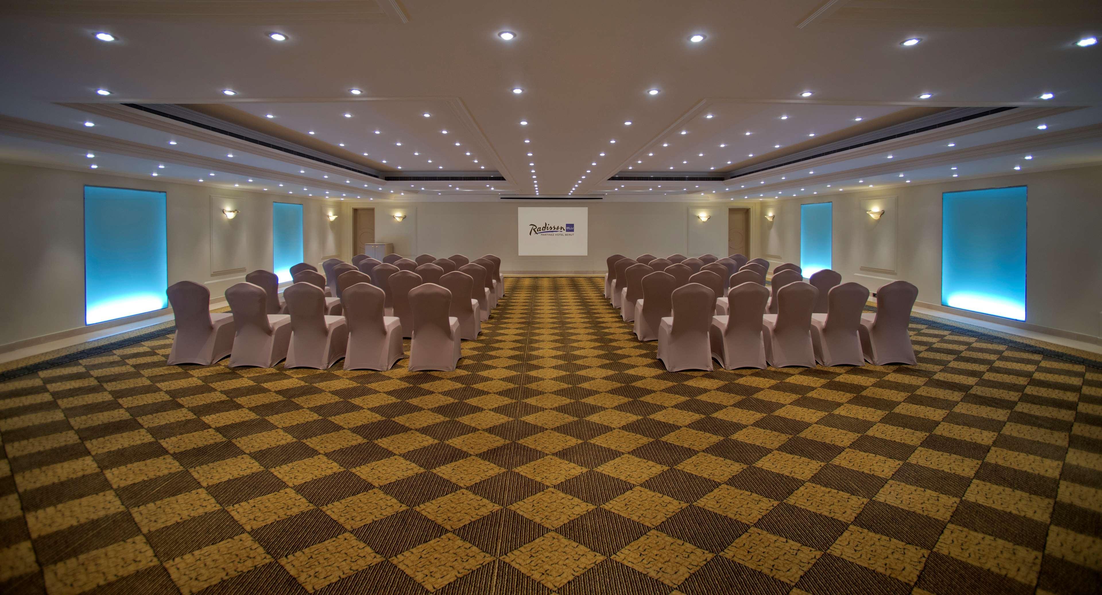 מלון Radisson Blu Martinez ביירות מראה חיצוני תמונה A meeting room at the hotel