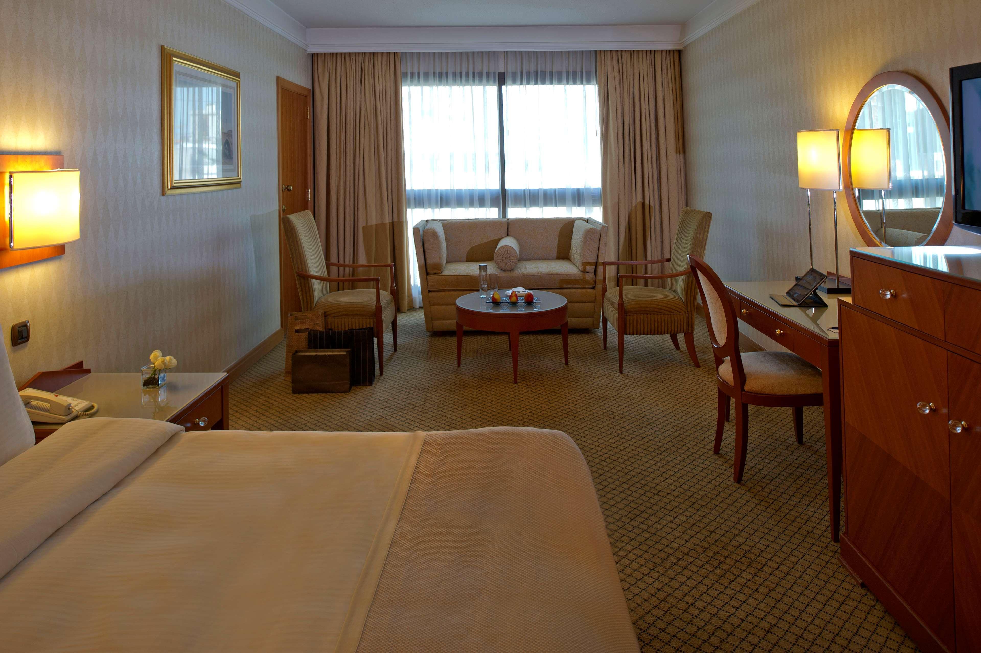 מלון Radisson Blu Martinez ביירות מראה חיצוני תמונה A room at the hotel