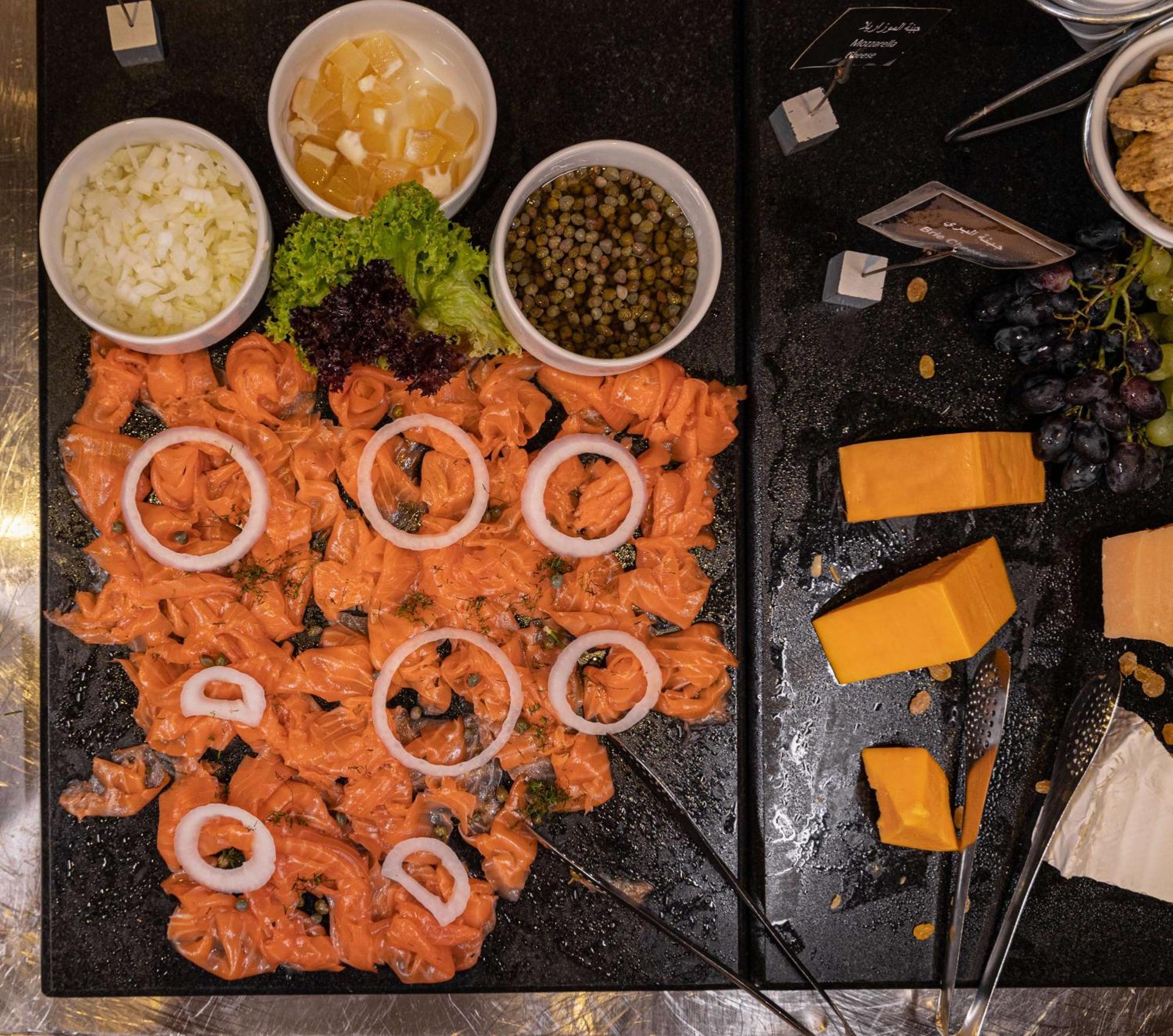 מלון Radisson Blu Martinez ביירות מראה חיצוני תמונה Salmon sashimi