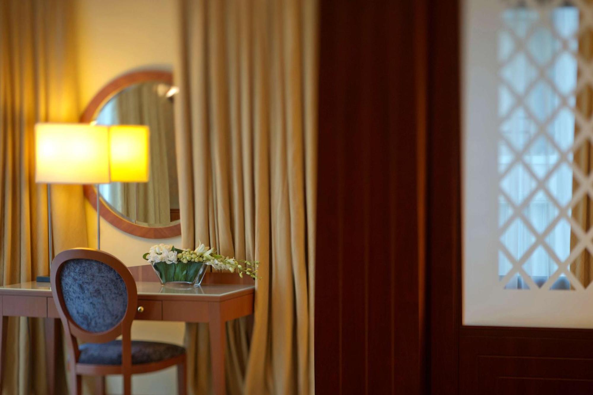 מלון Radisson Blu Martinez ביירות מראה חיצוני תמונה A room at the hotel