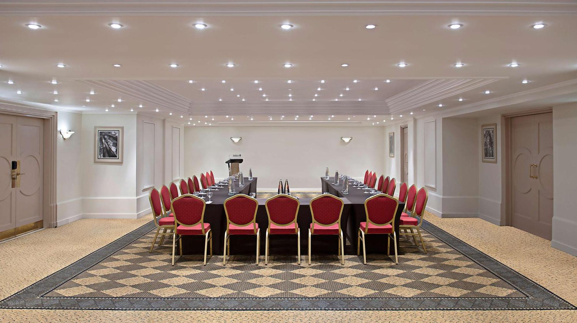 מלון Radisson Blu Martinez ביירות מראה חיצוני תמונה The boardroom at the London Marriott Grand Ballroom