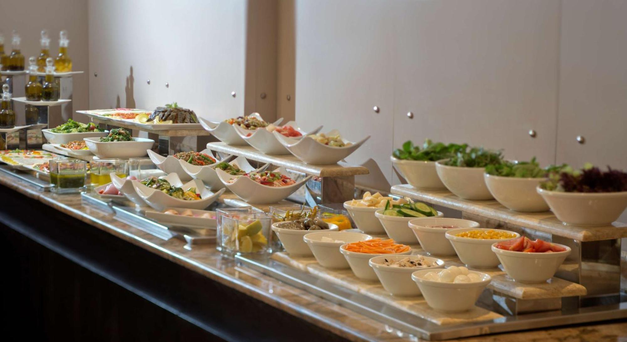 מלון Radisson Blu Martinez ביירות מראה חיצוני תמונה A salad bar