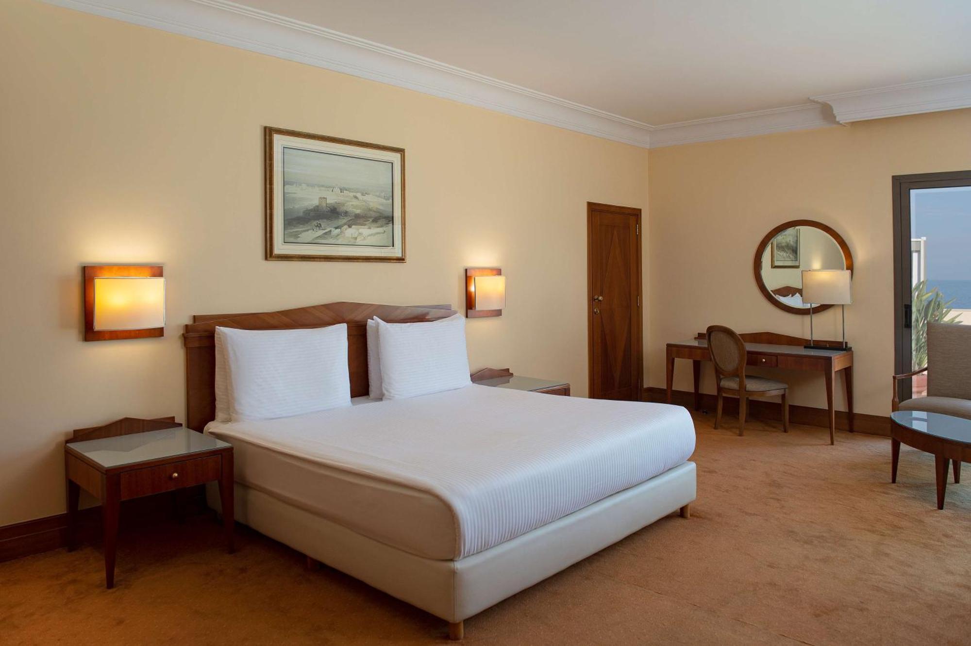 מלון Radisson Blu Martinez ביירות מראה חיצוני תמונה A room at the hotel