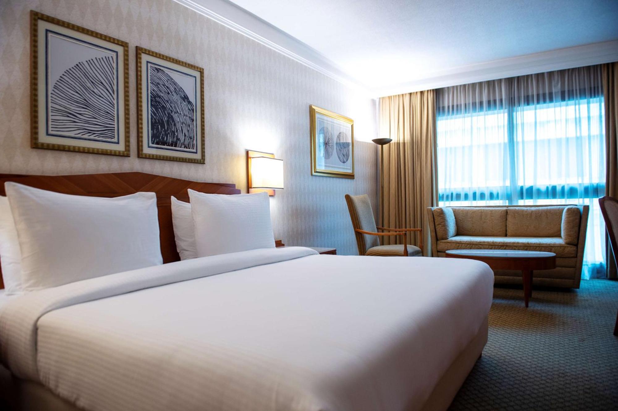 מלון Radisson Blu Martinez ביירות מראה חיצוני תמונה A room at the hotel
