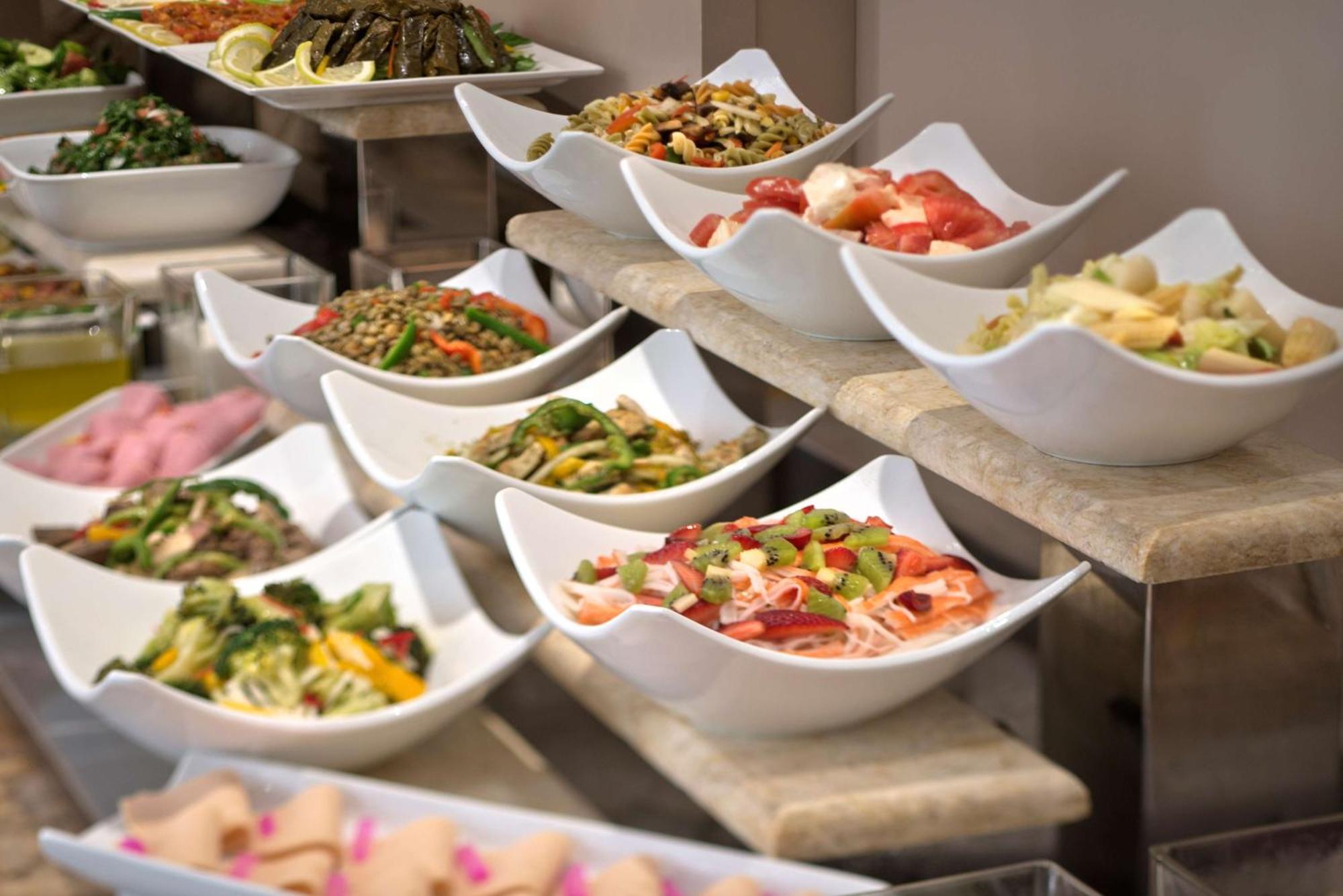 מלון Radisson Blu Martinez ביירות מראה חיצוני תמונה A selection of salads