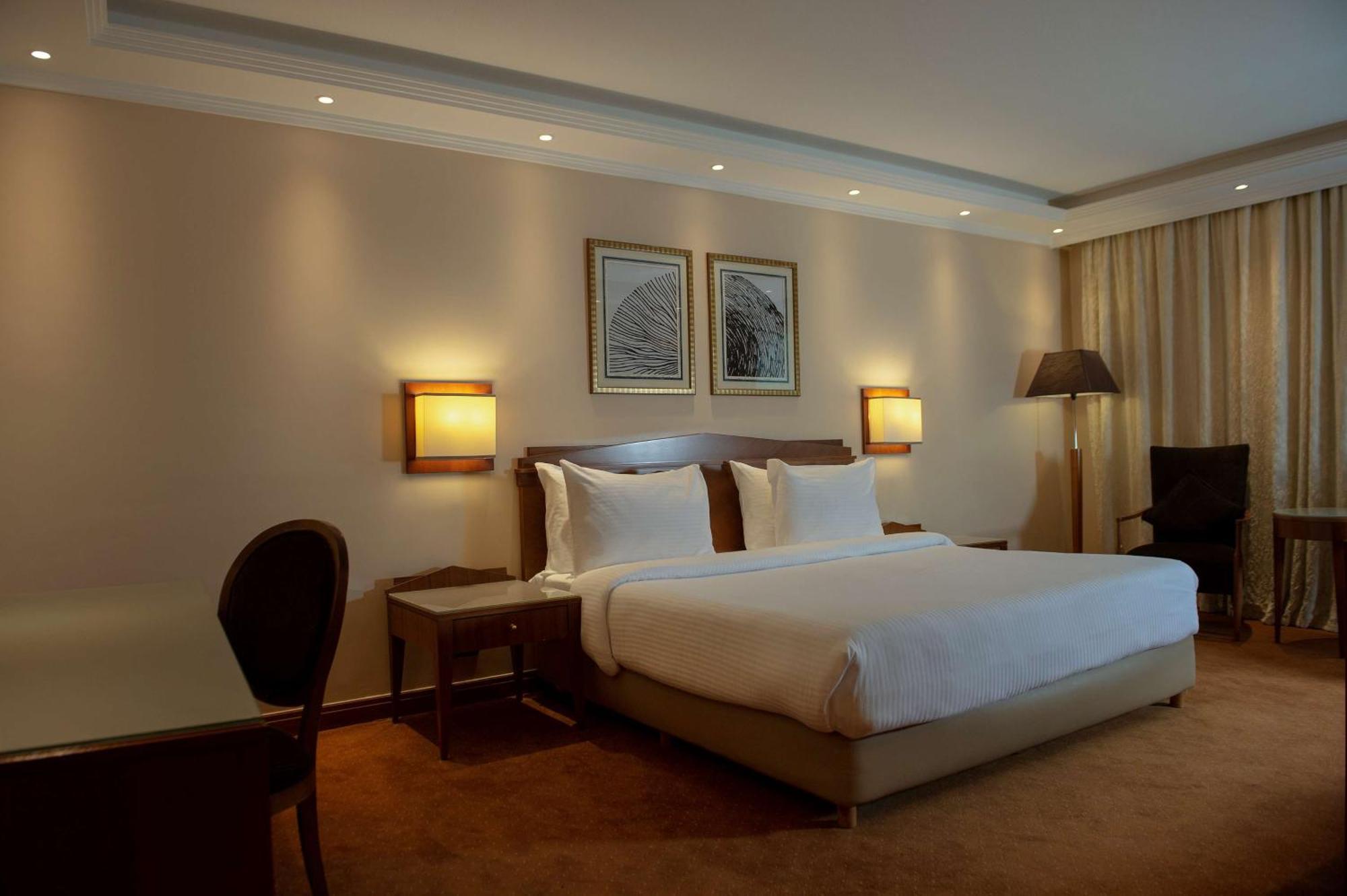 מלון Radisson Blu Martinez ביירות מראה חיצוני תמונה A room at the hotel