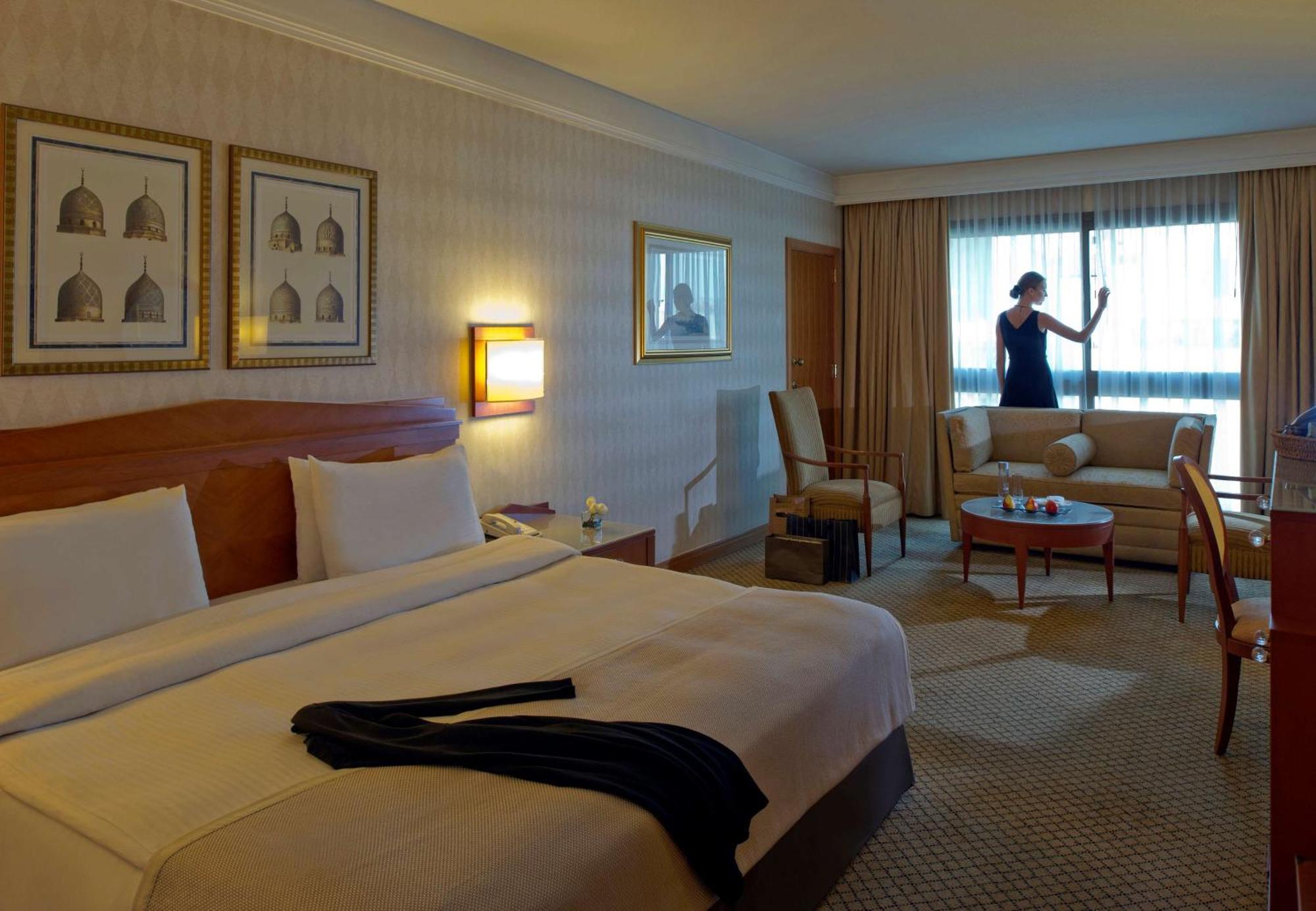 מלון Radisson Blu Martinez ביירות מראה חיצוני תמונה A maid cleaning a hotel room