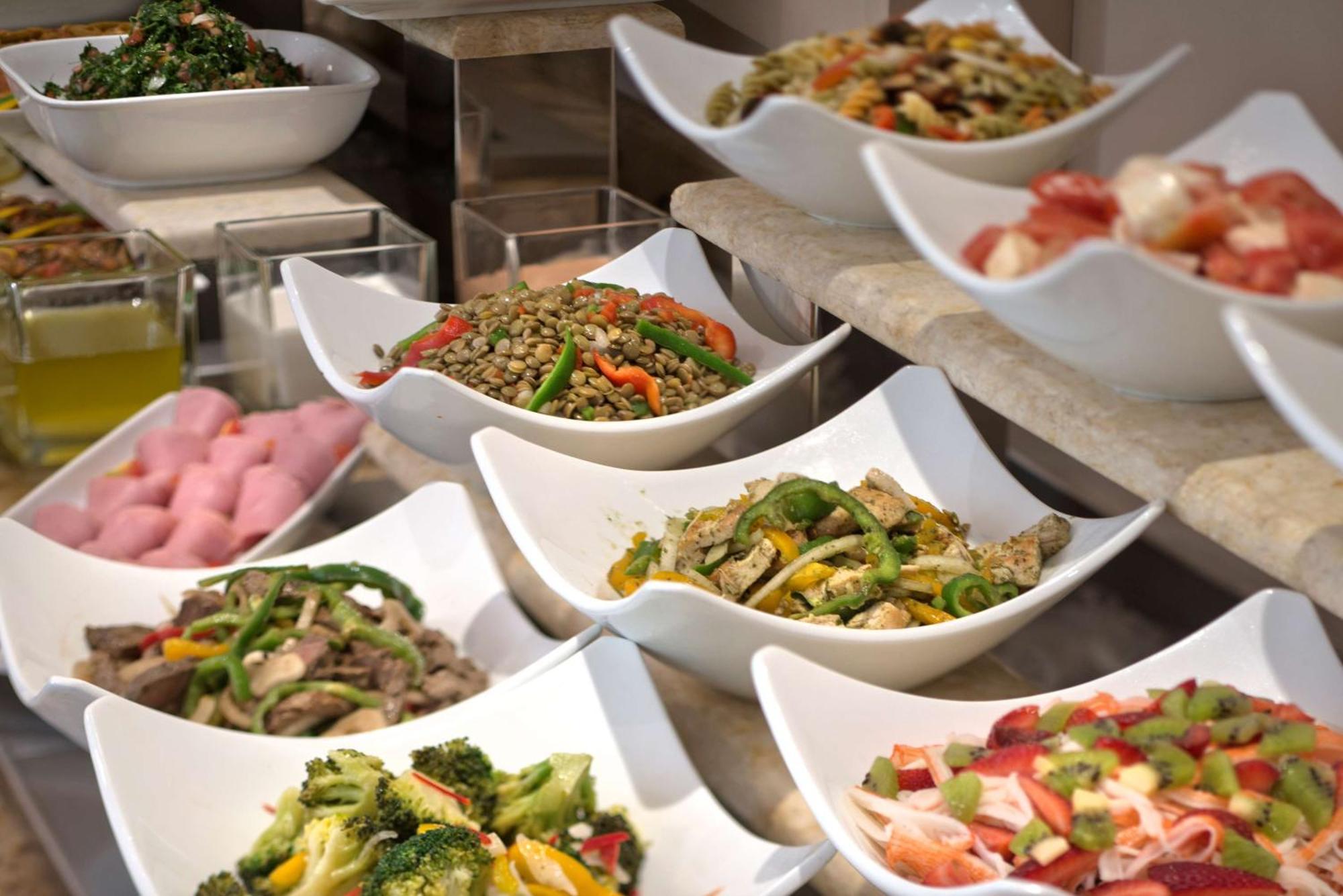 מלון Radisson Blu Martinez ביירות מראה חיצוני תמונה A selection of salads
