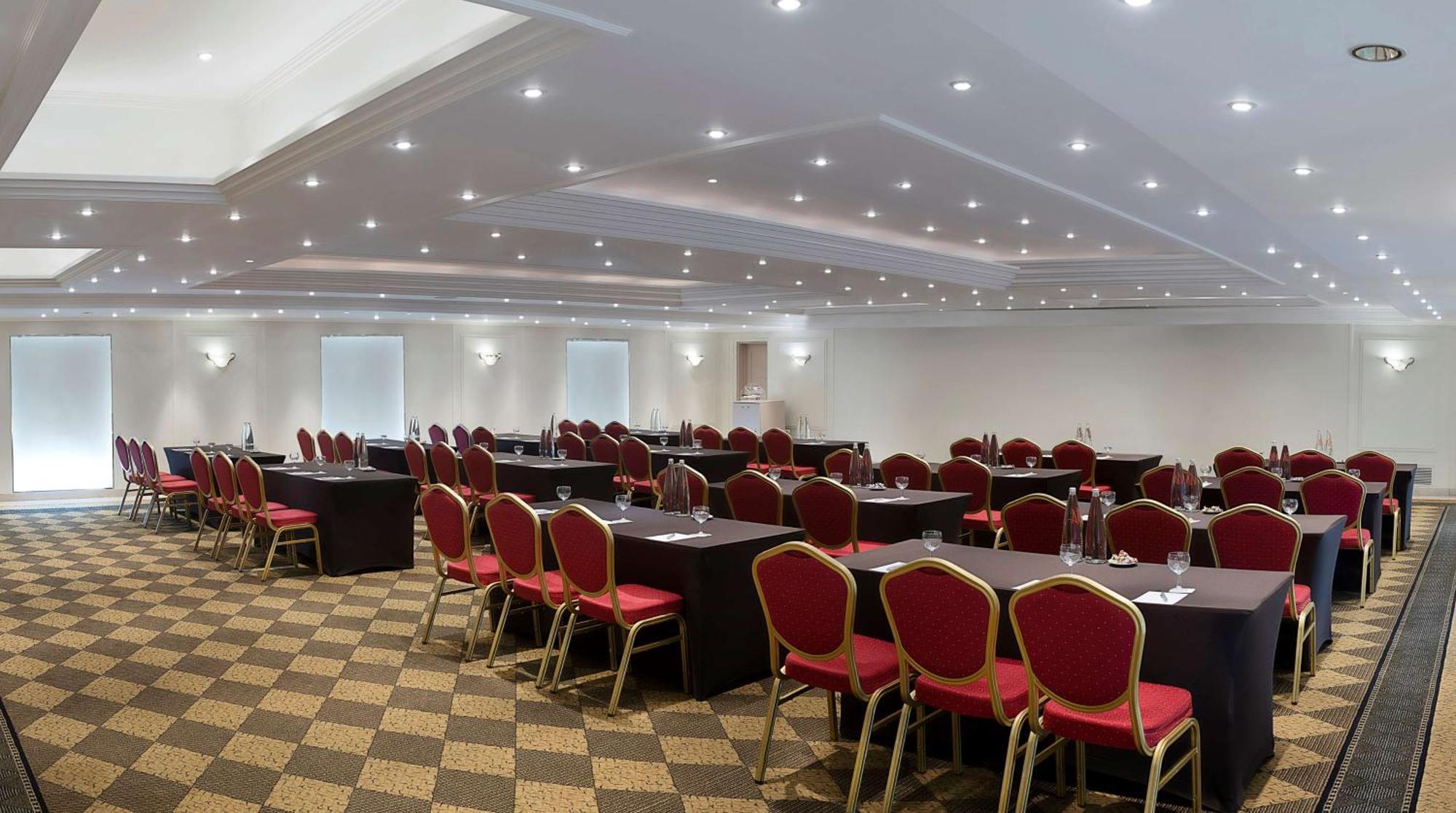 מלון Radisson Blu Martinez ביירות מראה חיצוני תמונה The International Centre