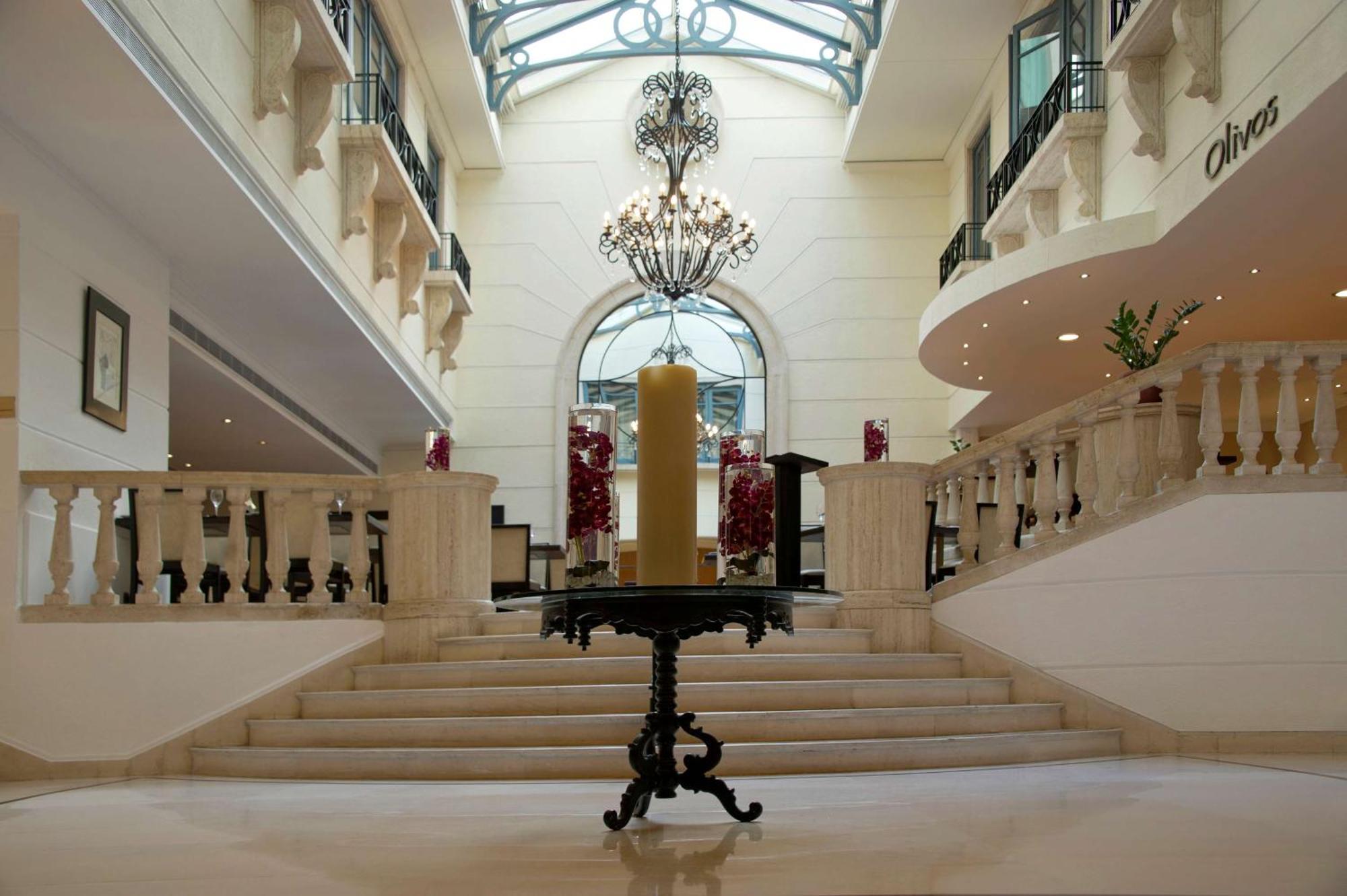 מלון Radisson Blu Martinez ביירות מראה חיצוני תמונה The lobby of the hotel