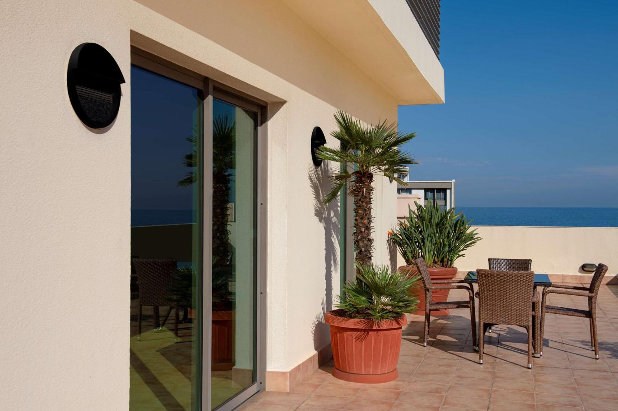 מלון Radisson Blu Martinez ביירות מראה חיצוני תמונה A balcony