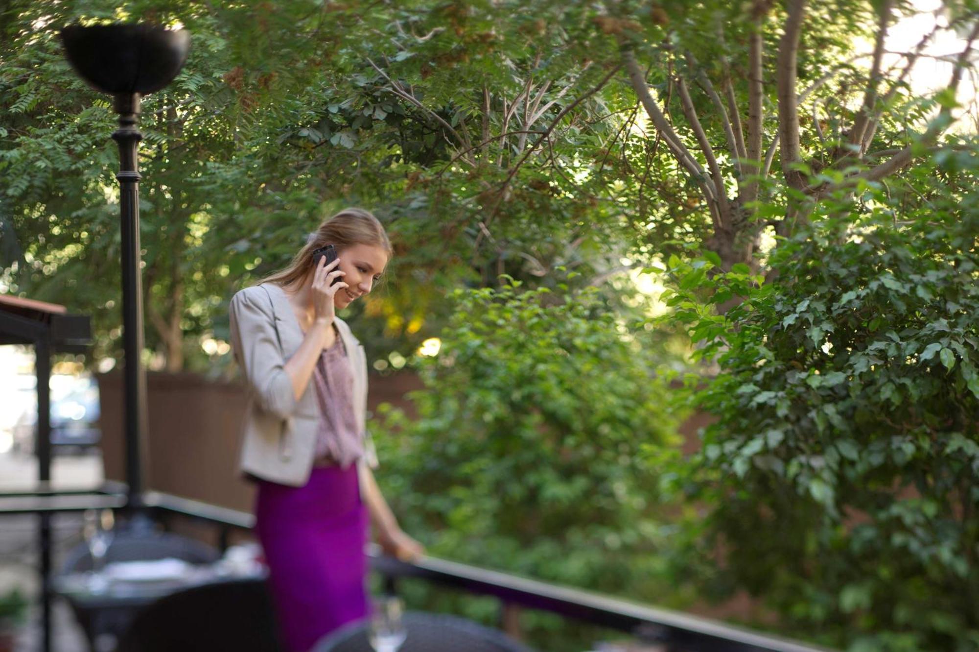 מלון Radisson Blu Martinez ביירות מראה חיצוני תמונה A woman on a mobile phone