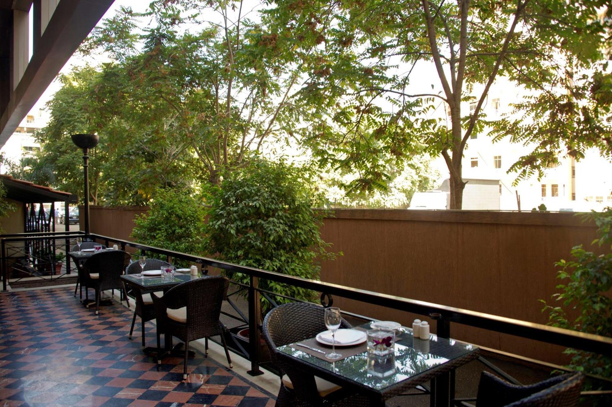 מלון Radisson Blu Martinez ביירות מראה חיצוני תמונה The terrace of the restaurant