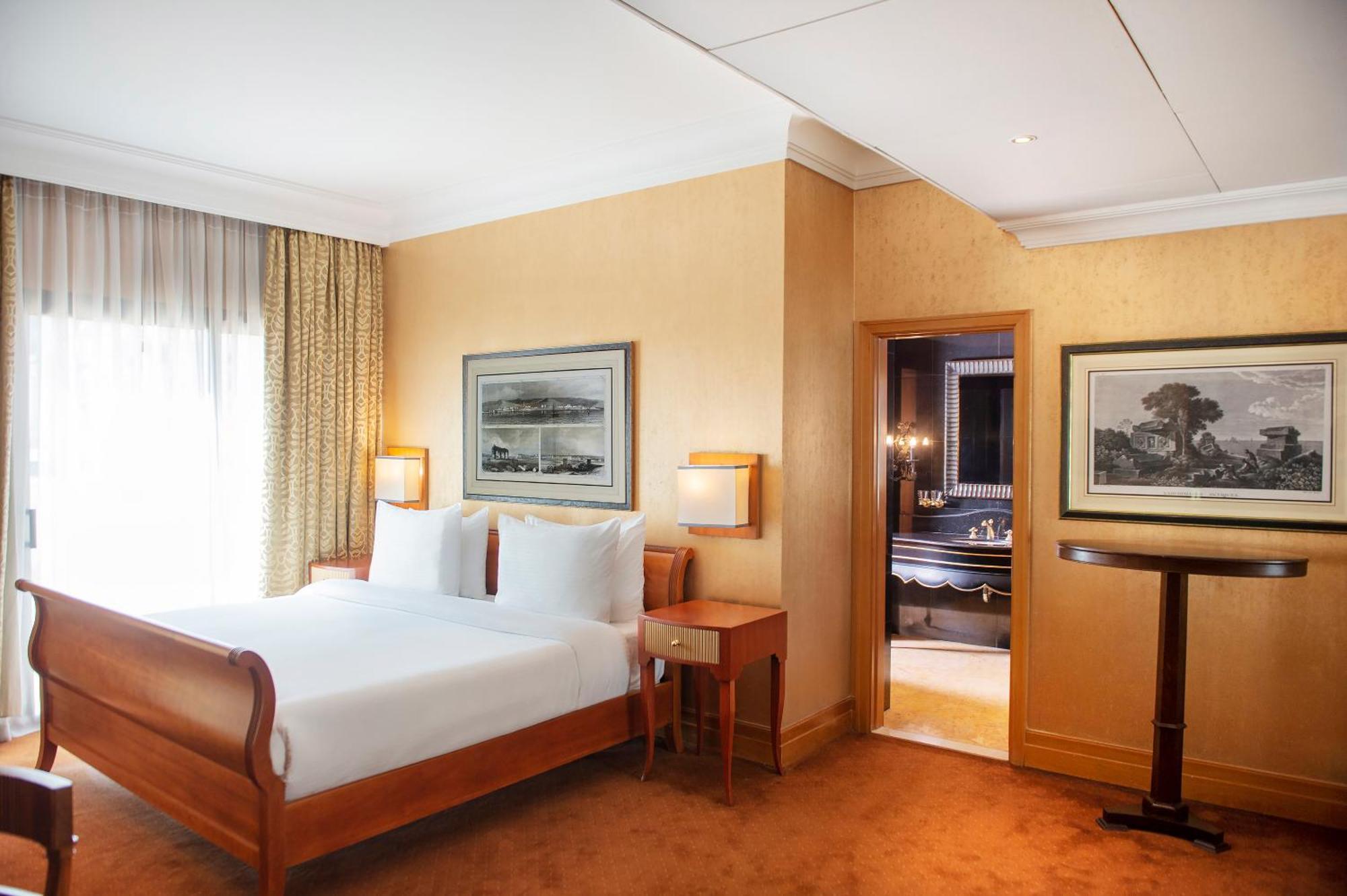מלון Radisson Blu Martinez ביירות מראה חיצוני תמונה A bedroom at the hotel